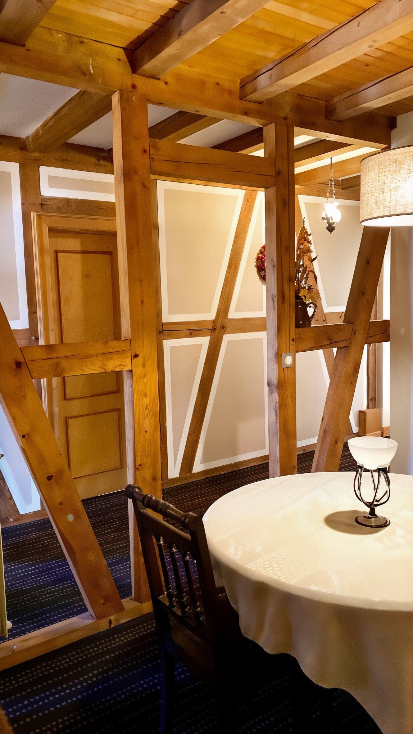 Traditionelles elsässisches Doppelzimmer mit Holzmöbeln