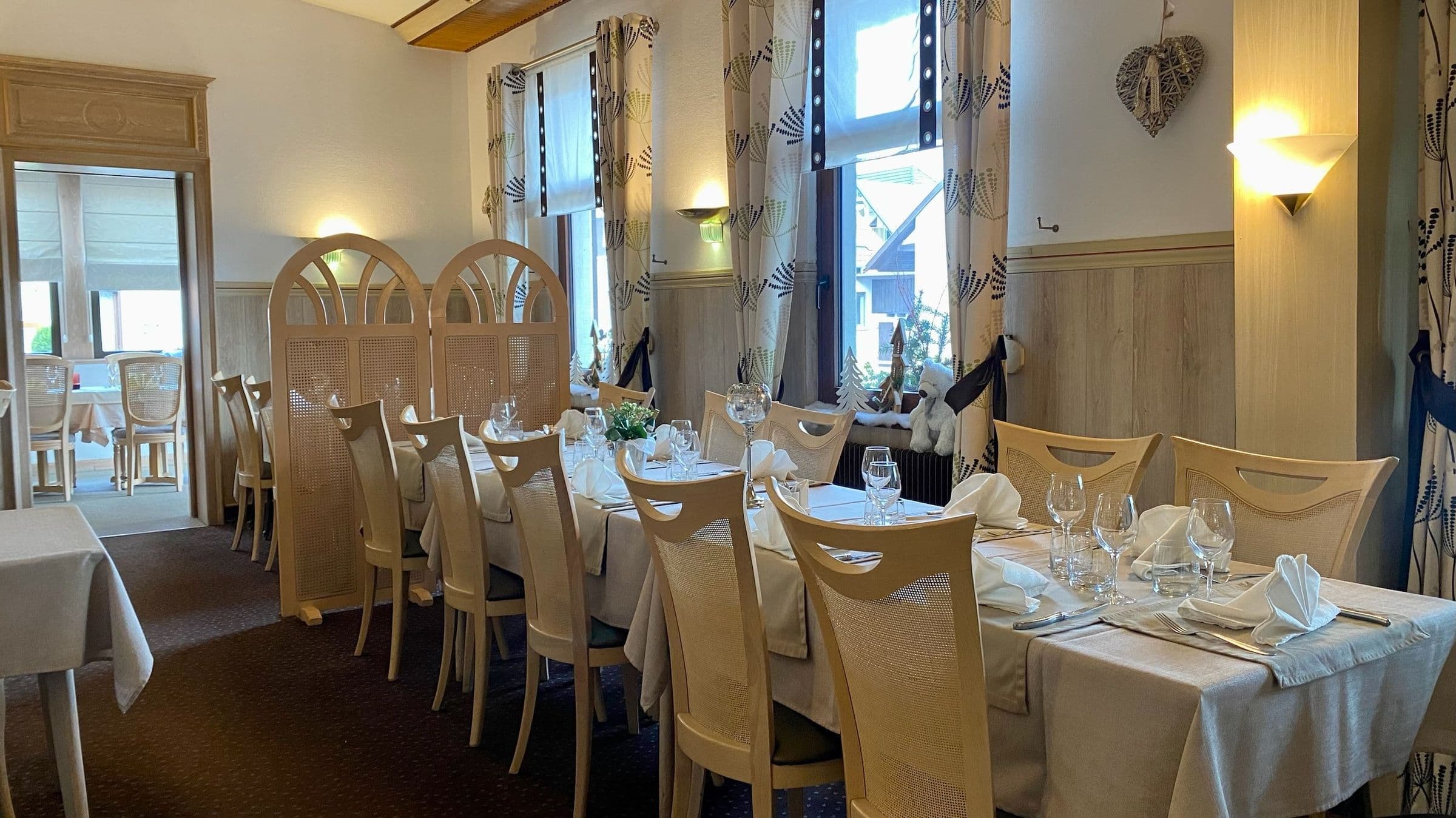 Traditioneller elsässischer Speisesaal im Hotel À La Couronne
