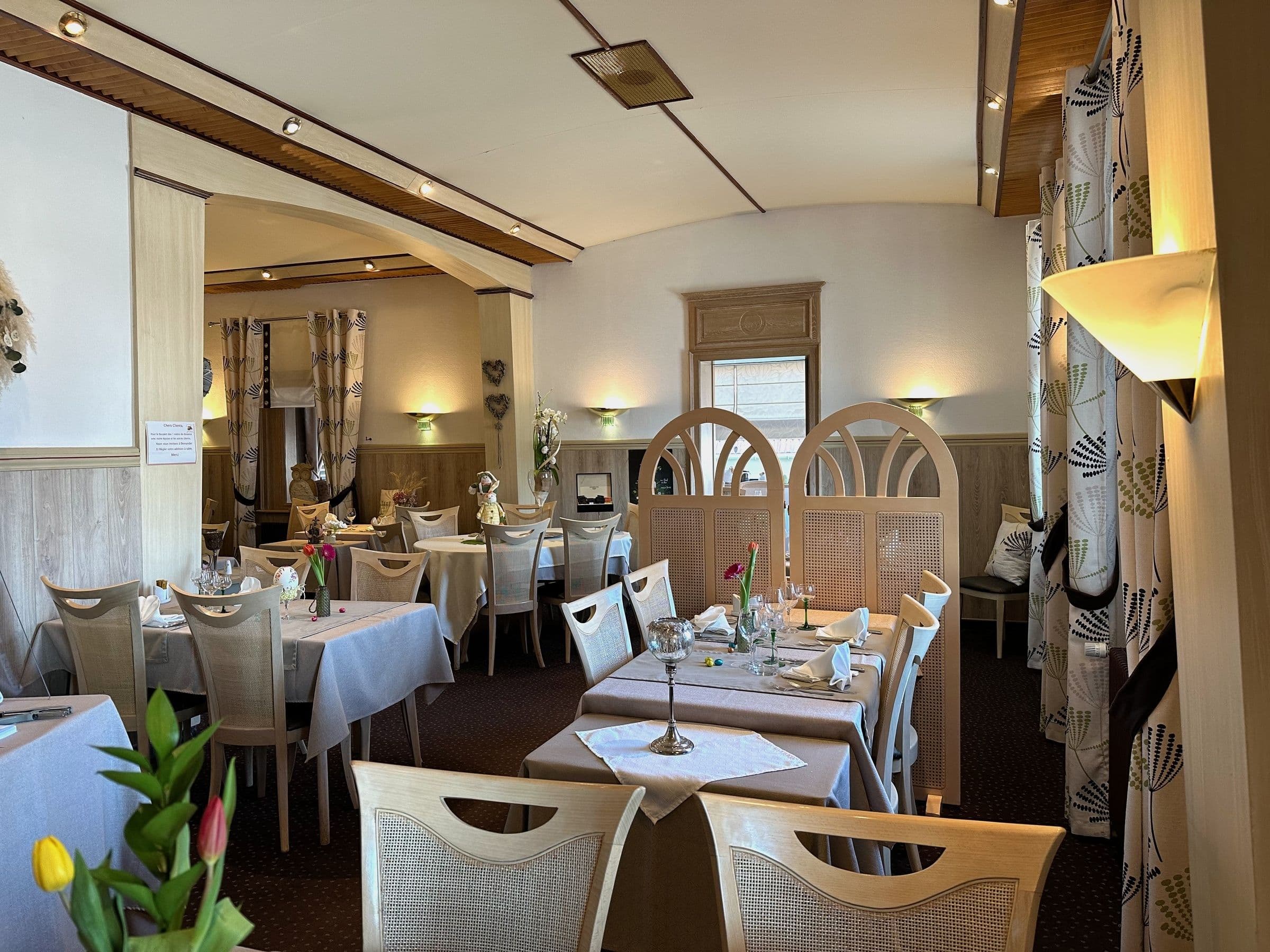 Gedeckter Tisch mit Blumen und feinem Glas