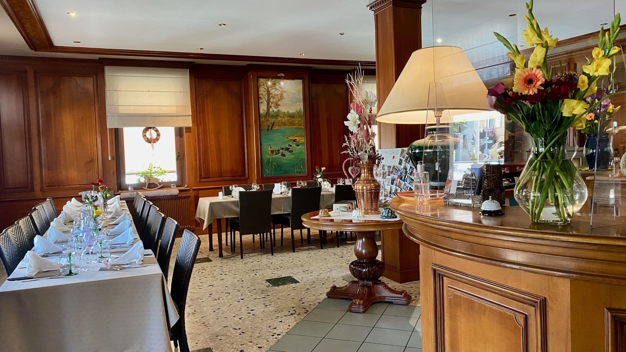 Festlich gedeckte Banketttafel im historischen Saal des Hotels À La Couronne