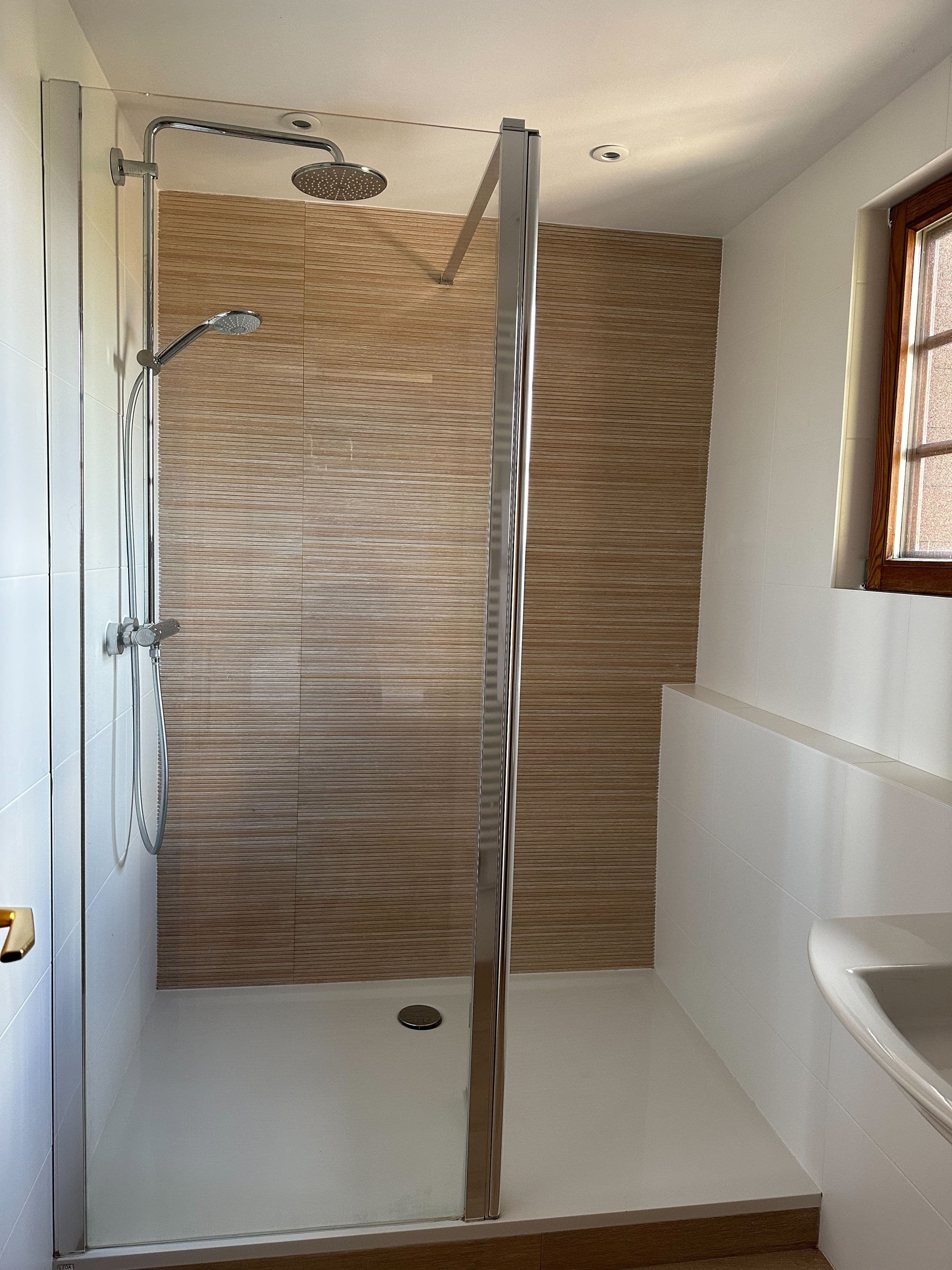 Badezimmer mit begehbarer Dusche