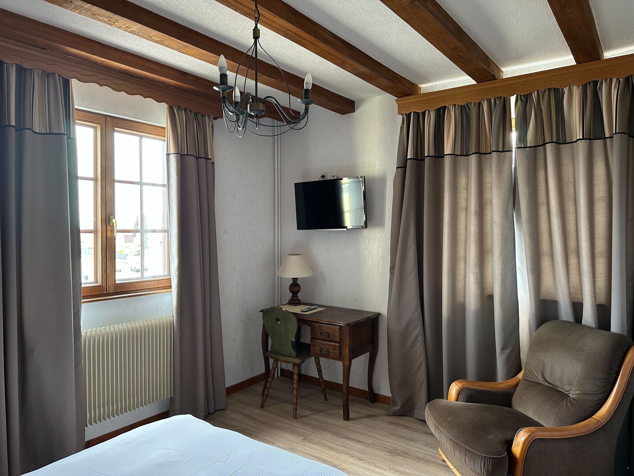Doppelbett mit sichtbarem Balken über dem Kopfteil