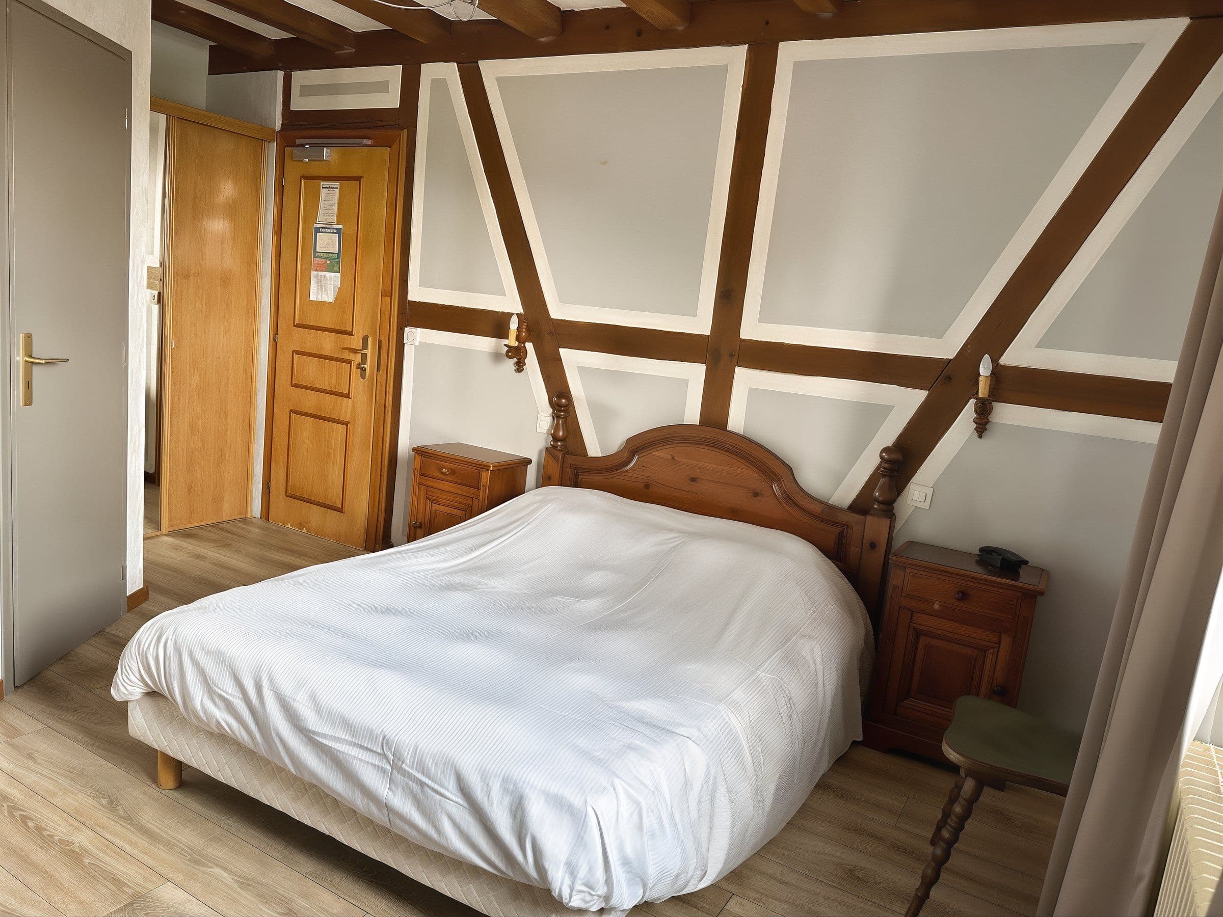 Doppelzimmer mit sichtbarem Fachwerk im Hotel À La Couronne