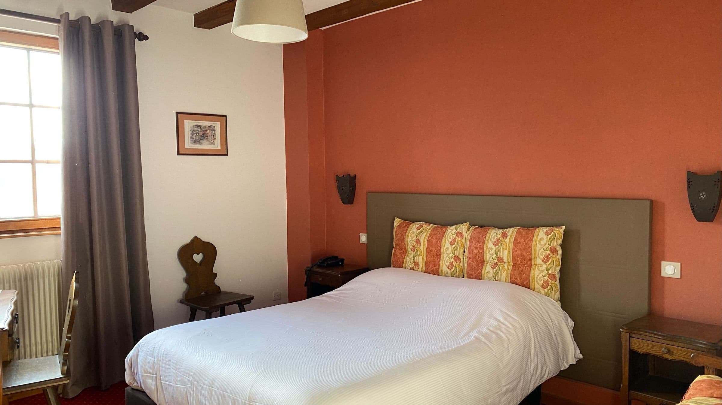 Doppelzimmer mit traditionellem blauen Akzent