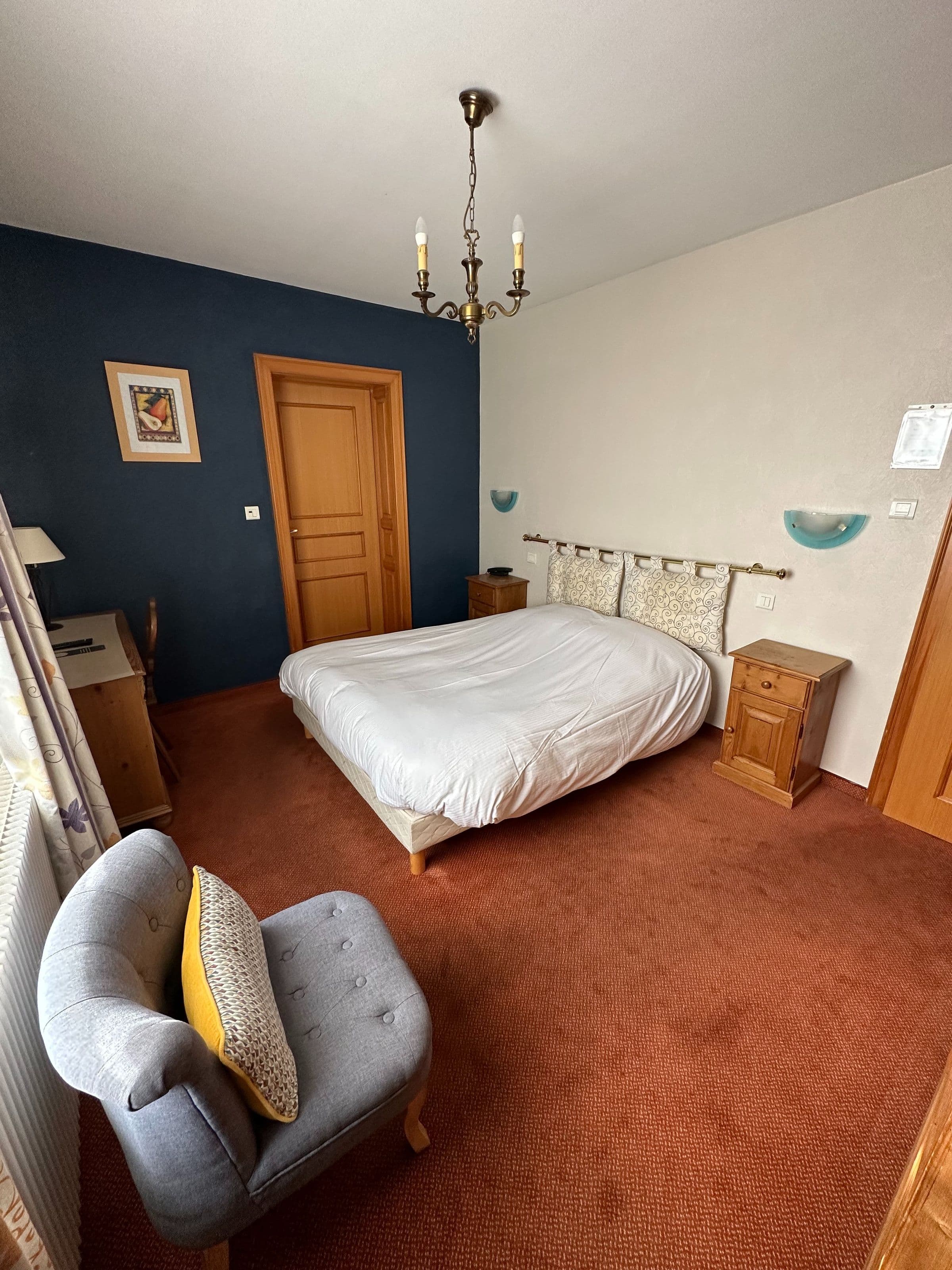 Doppelzimmer mit traditionellen Holzmöbeln