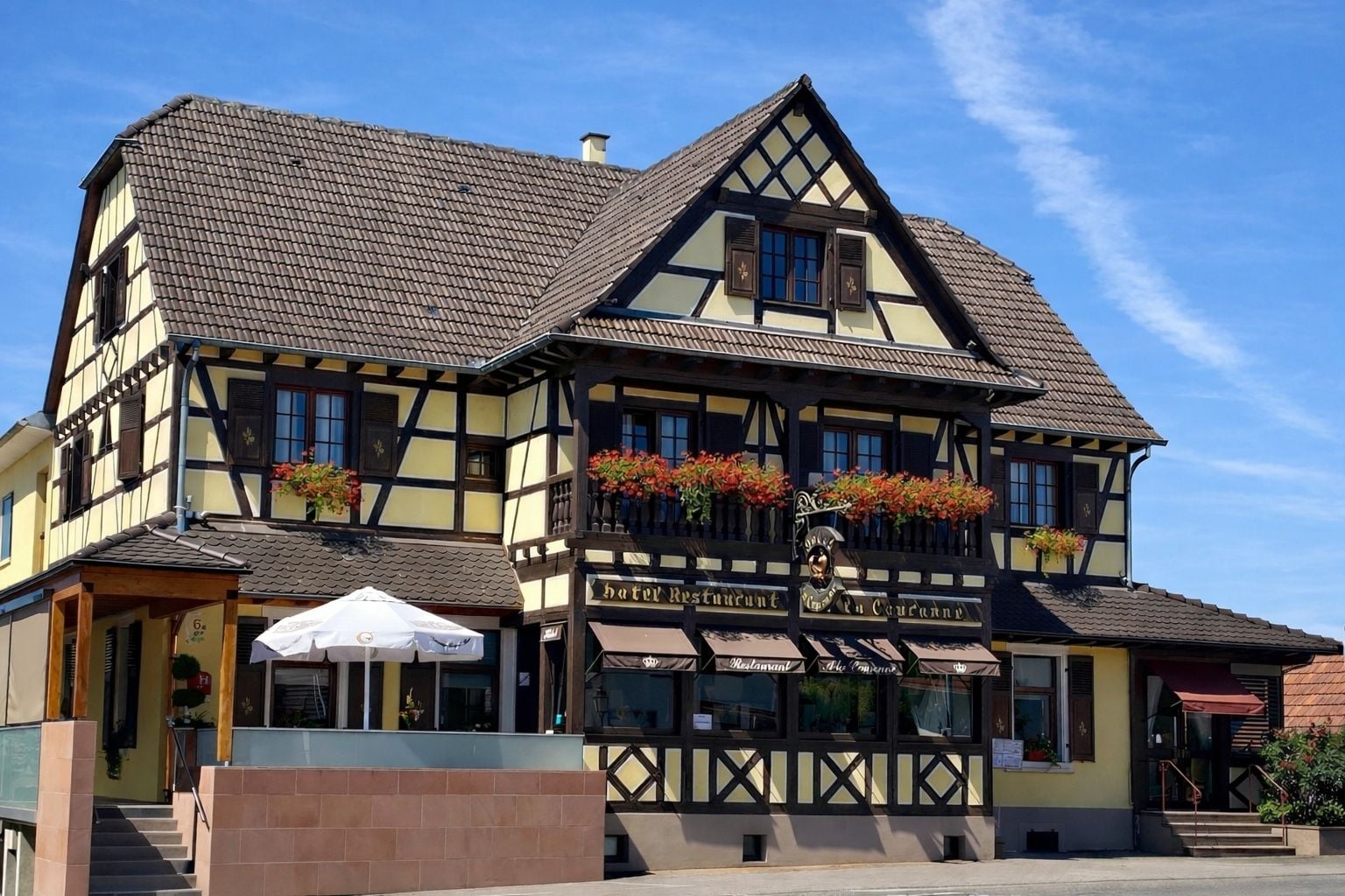 Fassade des Hotel-Restaurants À La Couronne, ein elsässisches Fachwerkhaus in Kilstett