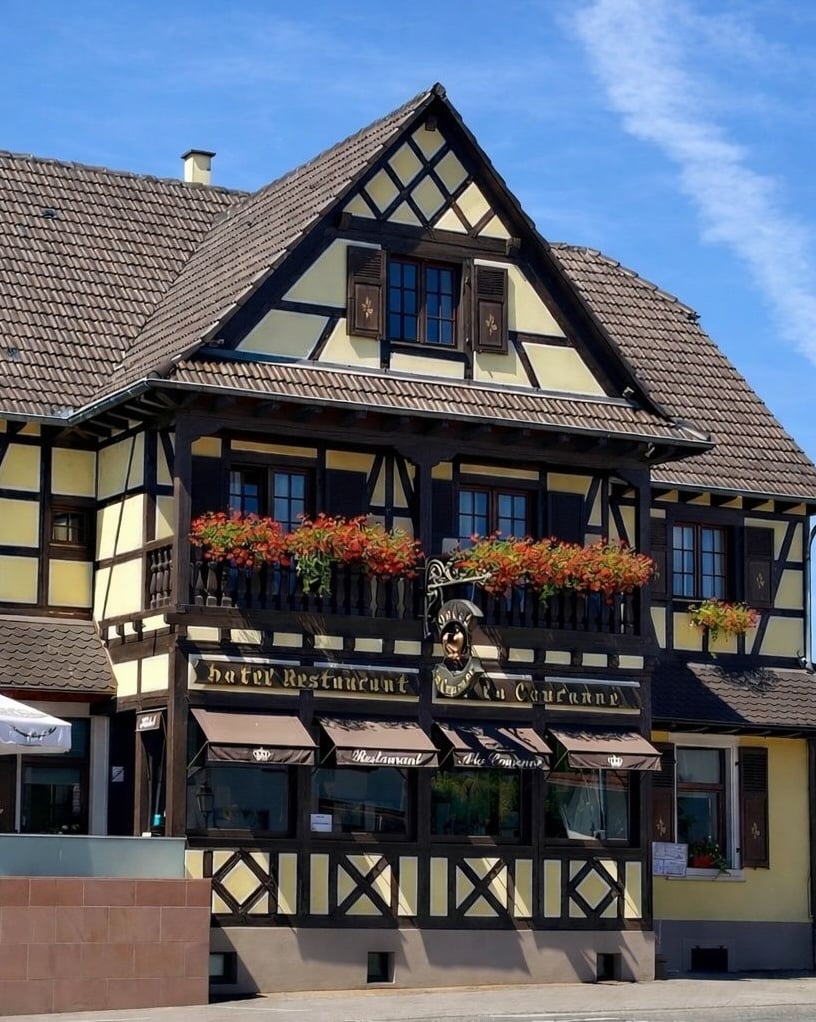 Fassade des Hotel-Restaurants À La Couronne, ein elsässisches Fachwerkhaus in Kilstett